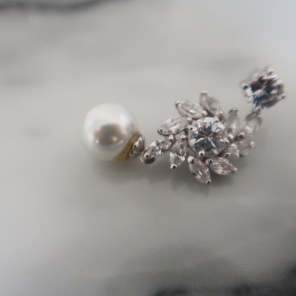 Sterling silver cubic zirconia earring with pearl - Picture 3 of 4